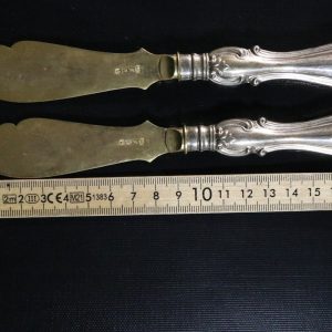 Elegant Antikt Set med Handsmidda Smörknivar i Nysilver