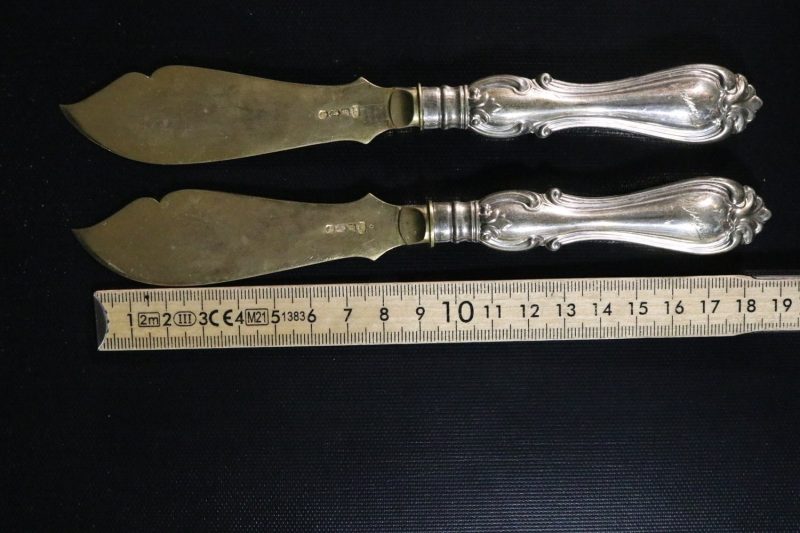 Elegant Antikt Set med Handsmidda Smörknivar i Nysilver