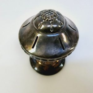 Elegant silverfärgad sparbössa med antik charm