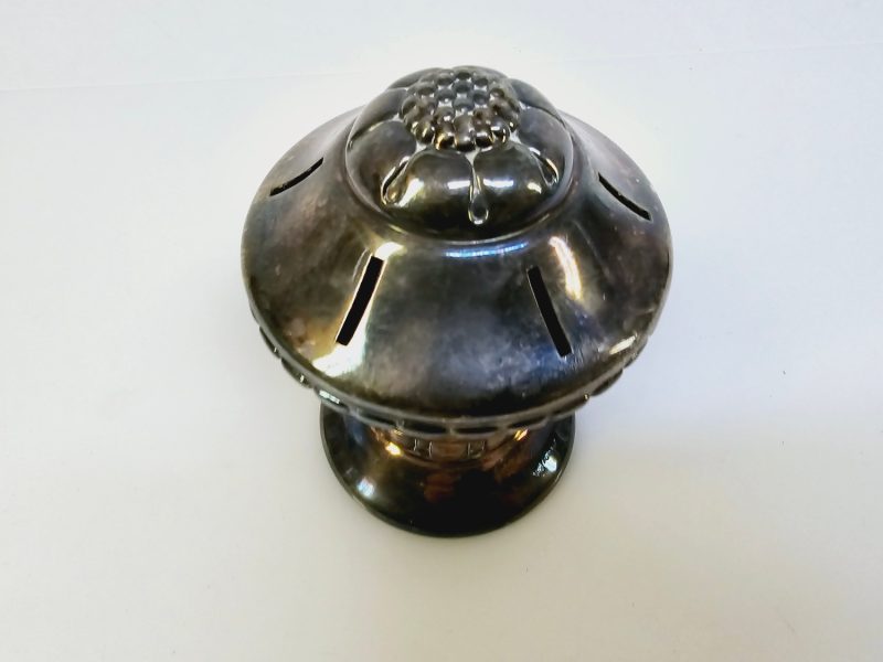 Elegant silverfärgad sparbössa med antik charm