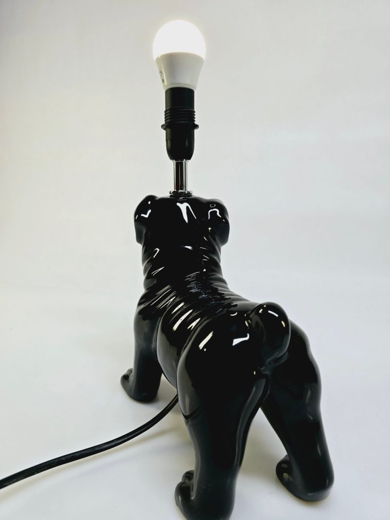 Unik svart bulldog-lampa – modern design för en lekfull inredning