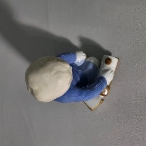 Porslinfigur, Lekande pojke, GDR