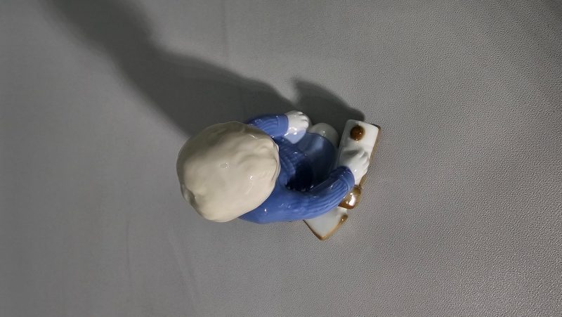 Porslinfigur, Lekande pojke, GDR