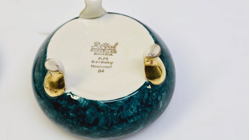 Elegant liten porslinsburk med handmålade blommor från Royal Porzellan Bavaria