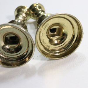 Ett par ljusstakar i mässing, Made in England