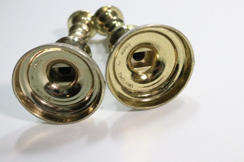 Ett par ljusstakar i mässing, Made in England