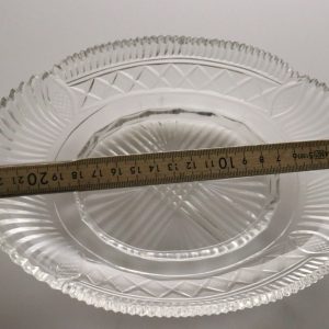 Klassiskt Slipat Glasfat – Elegant och Tidlöst Designobjekt