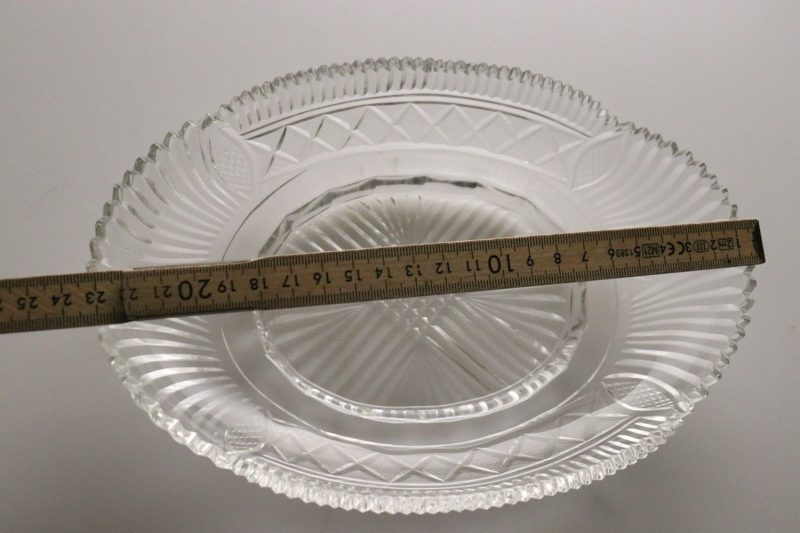 Klassiskt Slipat Glasfat – Elegant och Tidlöst Designobjekt