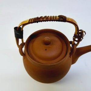 Traditionell terrakottatekanna med handtag och sil