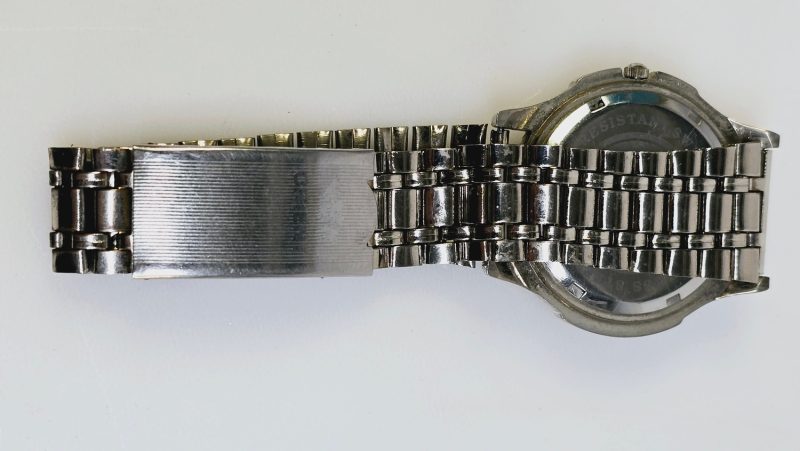 Seiko Quartz-klocka med guldfärgad urtavla – Stilren och Klassisk