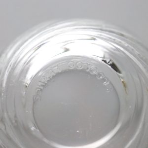 Vacker glasservis med stor skål och sex mindre glas