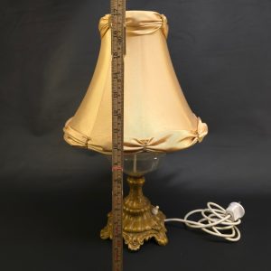 Elegant Bordslampa i Vintage-stil med Mässingsfot och Sidenliknande Skärm