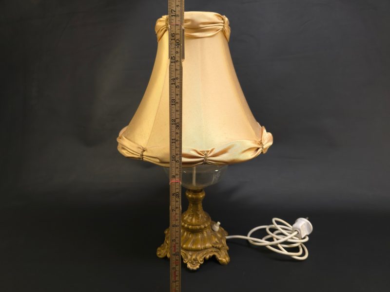 Elegant Bordslampa i Vintage-stil med Mässingsfot och Sidenliknande Skärm