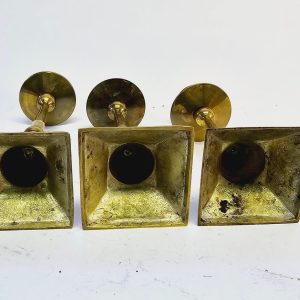 Set med tre mässingsljusstakar - Klassisk elegans