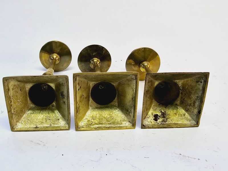 Set med tre mässingsljusstakar - Klassisk elegans