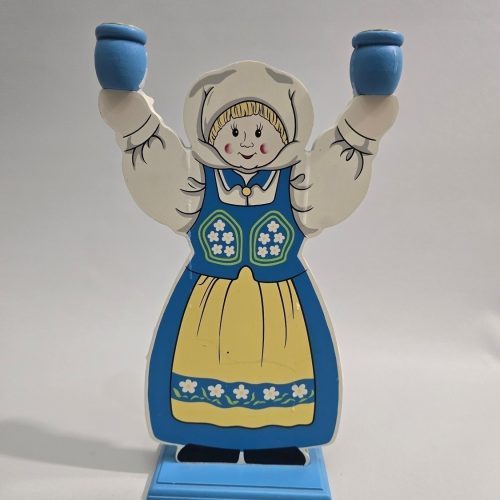 Handgjord träljusstake med folkdräkt