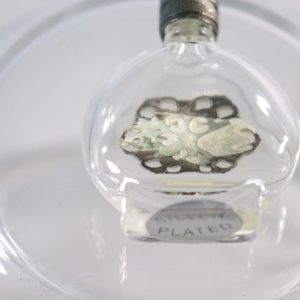 Parfymflakon av glas dekorerad med chatons (skurna glasstenar)