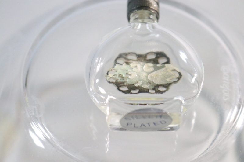 Parfymflakon av glas dekorerad med chatons (skurna glasstenar)