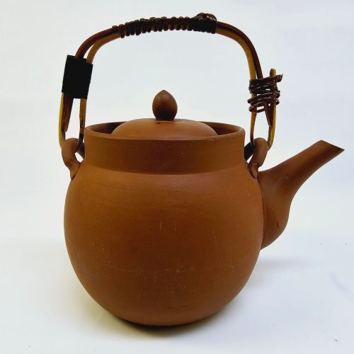 Traditionell terrakottatekanna med handtag och sil