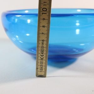 Blåfärgad glasskål, troligen från svensk glasbruk