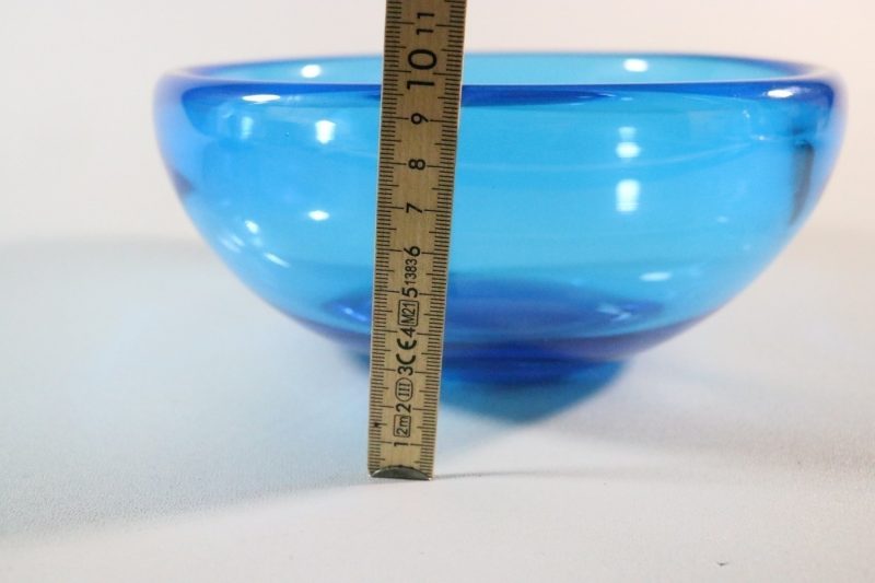 Blåfärgad glasskål, troligen från svensk glasbruk