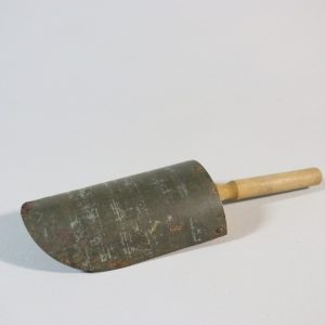 Skoffa (speceri), av plåt, med gavel och handtag av trä