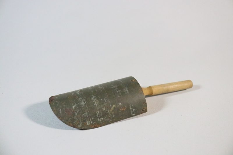 Skoffa (speceri), av plåt, med gavel och handtag av trä