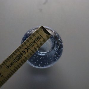 Liten ljusstake med bubblor i glaset