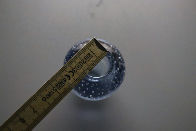 Liten ljusstake med bubblor i glaset