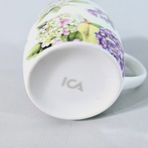 Muggar i porslin, med dekor av blommor och fjärilar - ICA