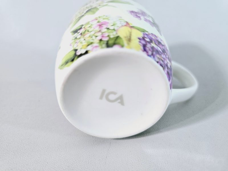 Muggar i porslin, med dekor av blommor och fjärilar - ICA