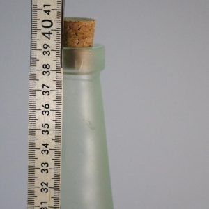 Fin ljusgrön flaska med kork - heminredning, 40cm