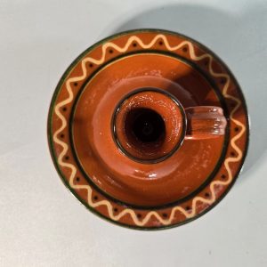 Allmogemålad nattljusstake i lergods, Krukmakaren i Ystad