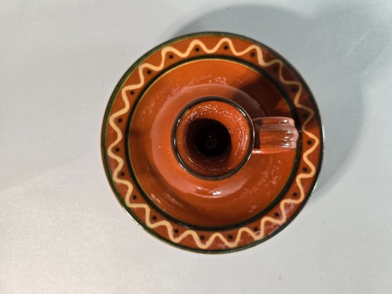 Allmogemålad nattljusstake i lergods, Krukmakaren i Ystad