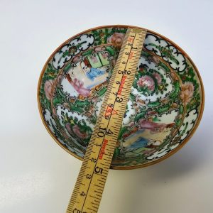 Antik kinesisk skål i klassisk Rose Medallion-stil