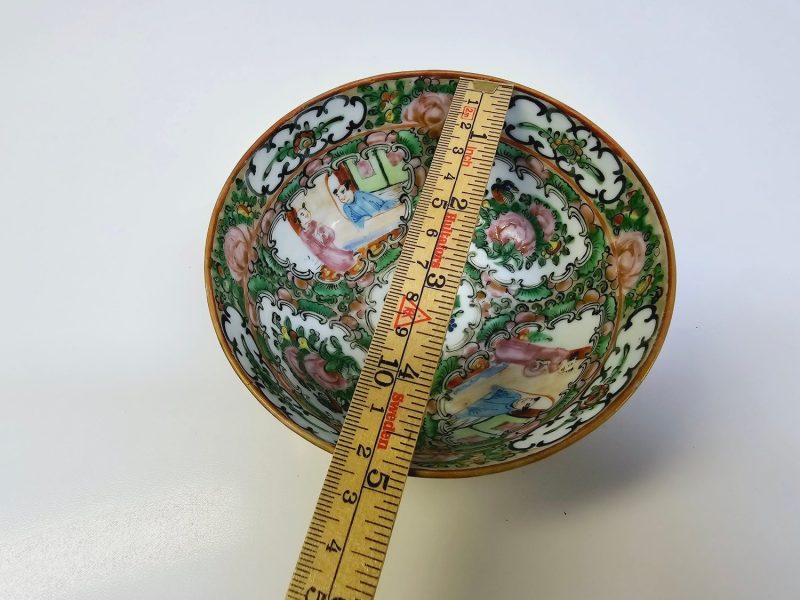 Antik kinesisk skål i klassisk Rose Medallion-stil