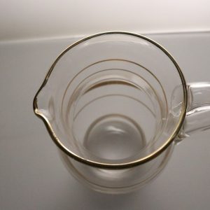Glaskanna med gundfärgad dekor