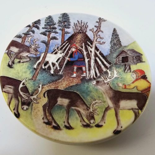 Arabia Finland Samlarfat "Rentiermann im Sommer", 1982 - Design av A. Alariesto
