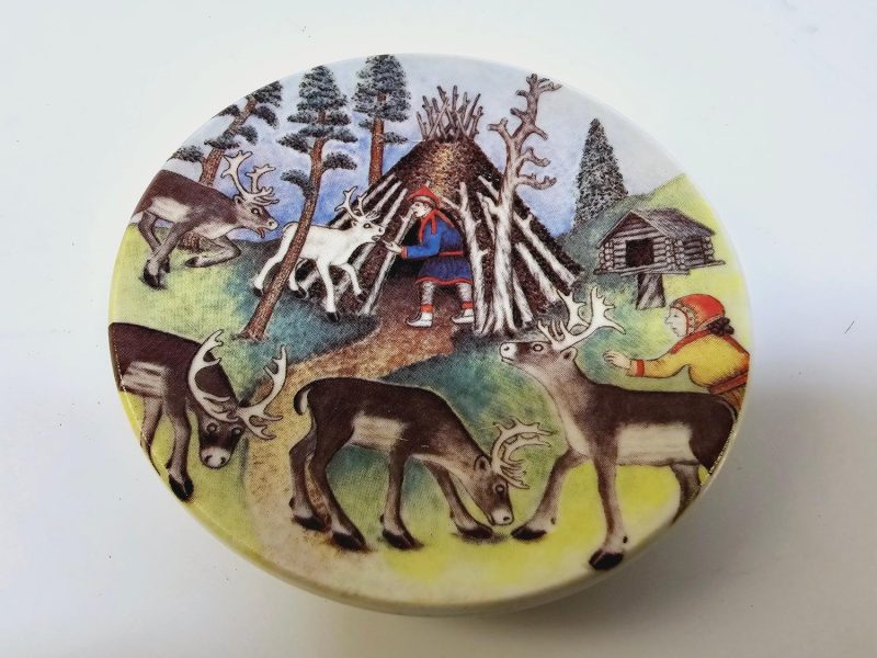 Arabia Finland Samlarfat "Rentiermann im Sommer", 1982 - Design av A. Alariesto