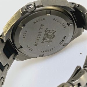 Elegant och Robust Festina-klocka i Titan – Perfekt för Aktiva och Stilmedvetna