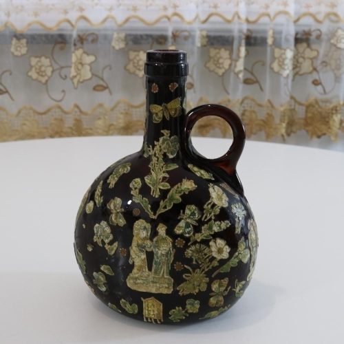 Flaska i rött glas med orientalisk dekor, 1800-tal