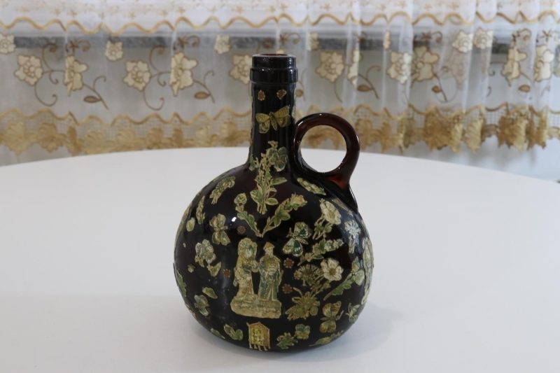 Flaska i rött glas med orientalisk dekor, 1800-tal