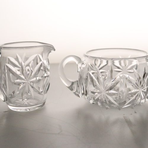 Förbättra ditt kaffebord med denna eleganta kanna och sockerskål!