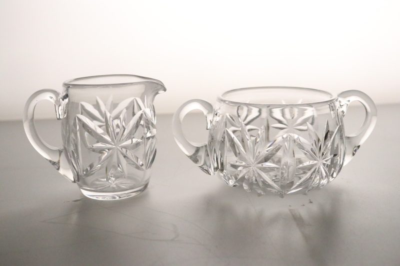 Förbättra ditt kaffebord med denna eleganta kanna och sockerskål!