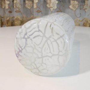 Cylinderformad glasvas, vit och lila dekor