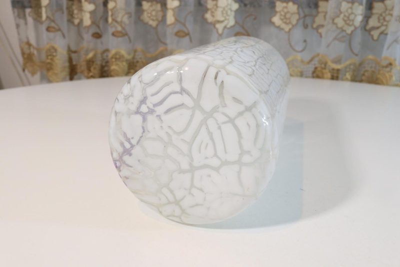 Cylinderformad glasvas, vit och lila dekor