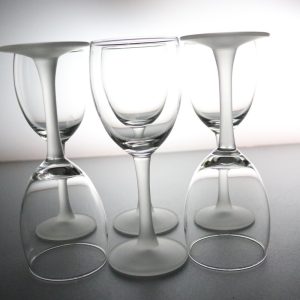 Eleganta Vinglas med Frostad Fot – Skandinavisk Stil och Raffinerad Design