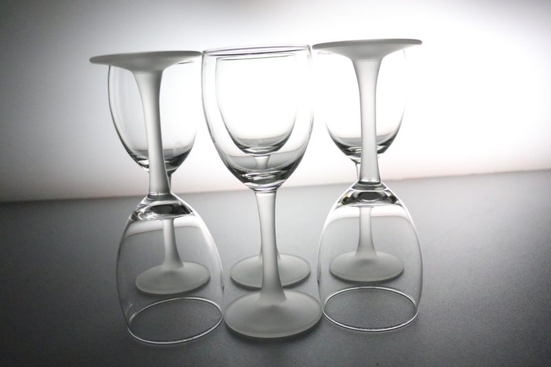 Eleganta Vinglas med Frostad Fot – Skandinavisk Stil och Raffinerad Design