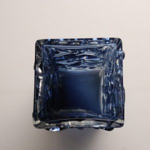 Elegant blå vas i reliefdesign – unik glasdekor för hemmet
