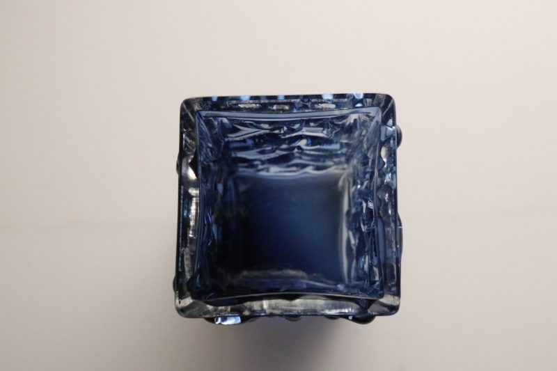 Elegant blå vas i reliefdesign – unik glasdekor för hemmet